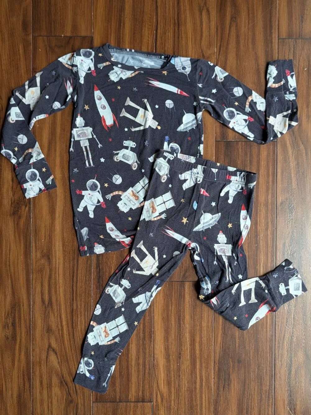 Bums and Roses I Need Space Two Piece Pajama Set, 4T, GUC
